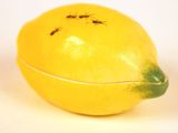 un citron jaune avec une tige verte sur un fond blanc