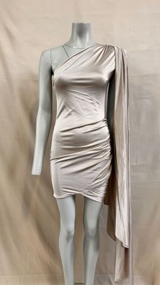 un mannequin vêtu d'une robe argentée recouverte d'une cape