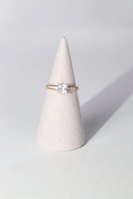 Bague en or jaune 18 K 750°° ornée d'une pierre blanche de t…