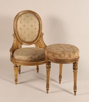 Chaise à assise basse et tabouret en bois très richement mou… (photo 3)
