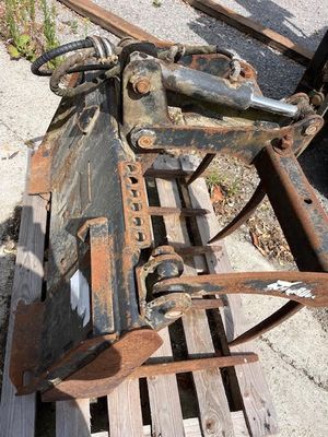 une vieille machine posée sur une palette en bois