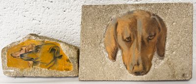 tableau représentant un chien marron et un chien jaune sur un mur blanc