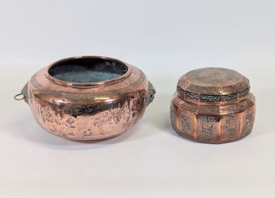 une paire de casseroles anciennes en cuivre, avec couvercles et poignées