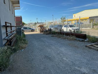 une voiture garée sur le bord de la route, devant un immeuble