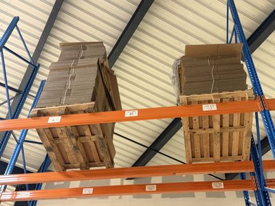 Les cartons sont empilés sur un rayonnage dans un grand entrepôt
