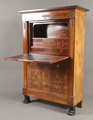un bureau ancien en bois avec des tiroirs, monté sur roulettes