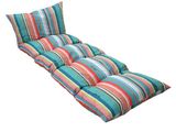 un gros plan sur un coussin de chaise longue à rayures multicolores