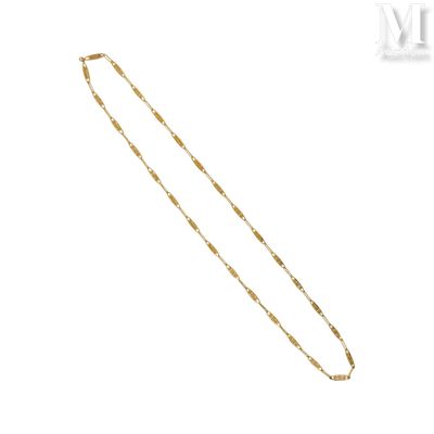 gros plan d'un collier avec une chaîne en or sur fond blanc