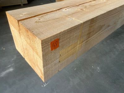 un gros morceau de bois posé par terre