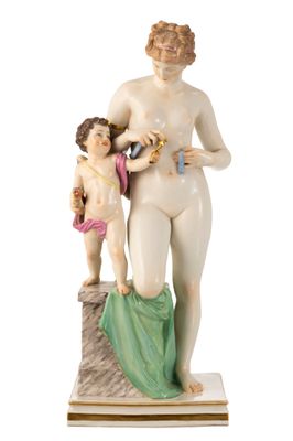 une figurine représentant une femme et un enfant sur un socle