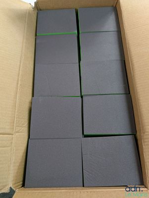 la boîte est remplie de blocs de mousse gris, dans une boîte en carton