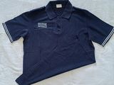 polo bleu marine avec des bordures blanches et un logo sur la poitrine