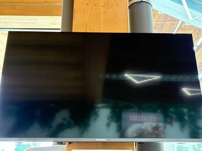 une télévision à écran plat accrochée au mur dans une pièce