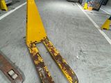 deux skis posés par terre dans un entrepôt