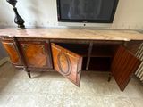 une télévision posée sur une table
