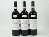trois bouteilles de vin posées sur une table blanche