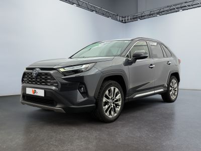 une Toyota RAV grise garée dans une grande pièce
