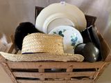 un panier contenant un chapeau, une assiette et d'autres objets