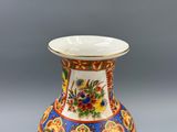 un vase avec un motif floral sur une table