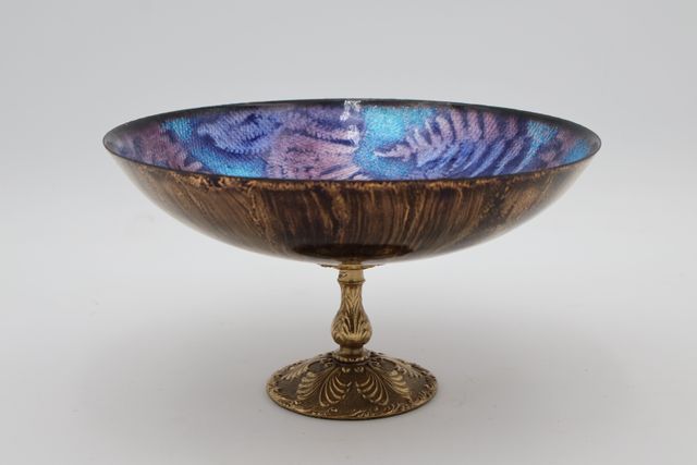 Jean BETOURNE. Limoges. Coupe montée émaillée à décor de fougères...