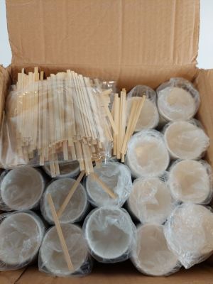 une boîte en carton contenant un tas de bâtonnets