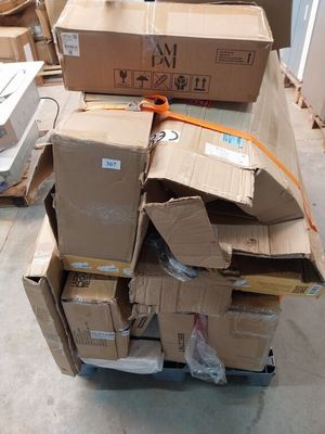 de nombreuses boîtes empilées dans une pièce
