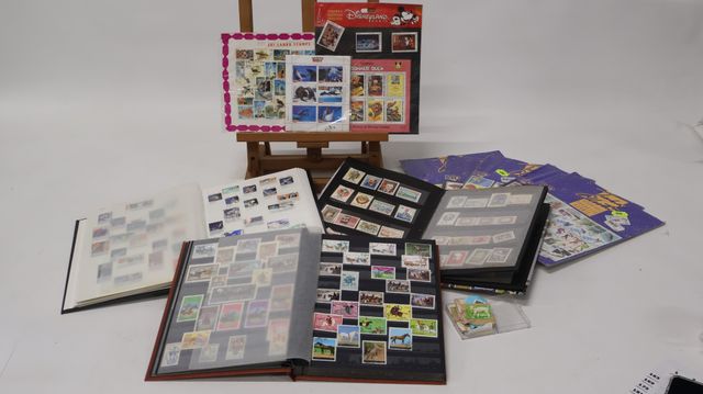 Lot de trois albums de timbres modernes, 5 pochettes de timbre de...