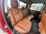 l'intérieur d'une voiture avec des sièges en cuir marron et une moquette beige clair