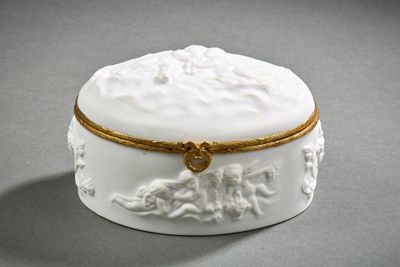 une boîte en porcelaine blanche ornée d'une bande dorée