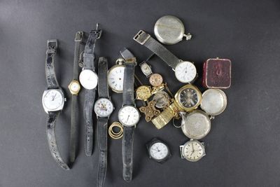 Lot de bijoux fantaisie dont montres bracelets, montres de g… - Photo 1