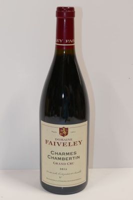 une bouteille de vin posée sur une table