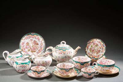 de nombreux types de théières et de soucoupes sur la table