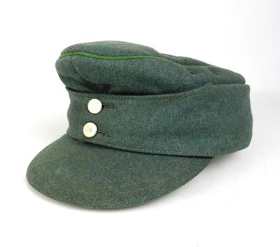 une image représentant un chapeau vert orné de boutons