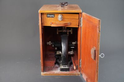 Microscope Stiassnie Paris dans sa boite en bois.