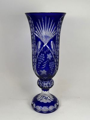 Important vase en cristal taillé et coloré à décor de motifs… - Photo 1