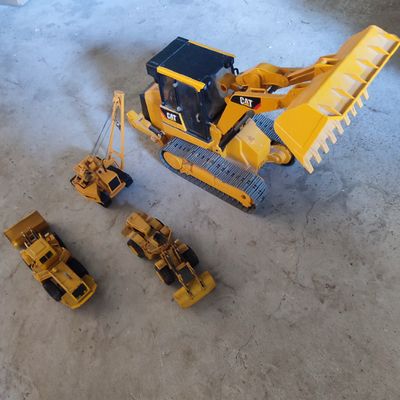 un bulldozer miniature et deux autres engins de chantier