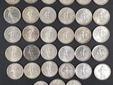 gros plan d'un paquet de pièces de monnaie sur une surface noire