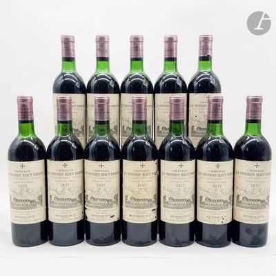 plusieurs bouteilles de vin sont alignées sur une surface blanche