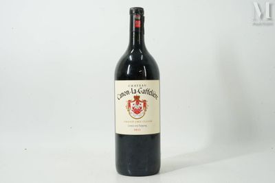 une bouteille de vin posée sur une table