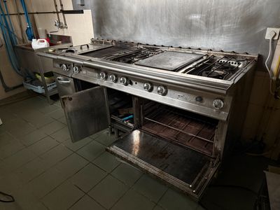 Piano de cuisson professionnel marque METRO, comprenant frit…