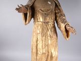 une statue représentant une femme vêtue d'une robe dorée