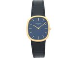un gros plan d'une montre sur fond blanc, avec un cadran bleu