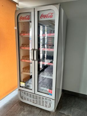 une glacière à Coca-Cola posée dans un coin d'une pièce