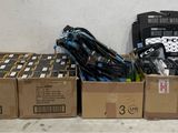 Plusieurs cartons contenant du matériel électronique sont empilés les uns sur les autres