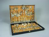 une boîte contenant tout un assortiment d'argenterie