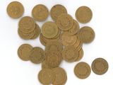 une pile de vieilles pièces de monnaie sur une surface blanche
