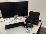 un bureau sur lequel se trouvent un ordinateur portable et un moniteur