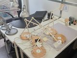 une photo d'un bureau sur lequel sont posés de nombreux appareils électroniques