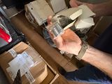 un homme qui tient un téléphone portable à la main