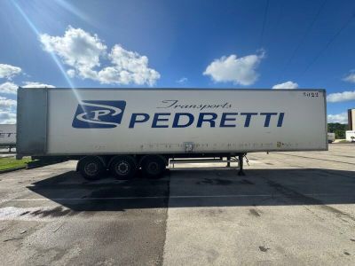 un camion semi-remorque garé dans un parking